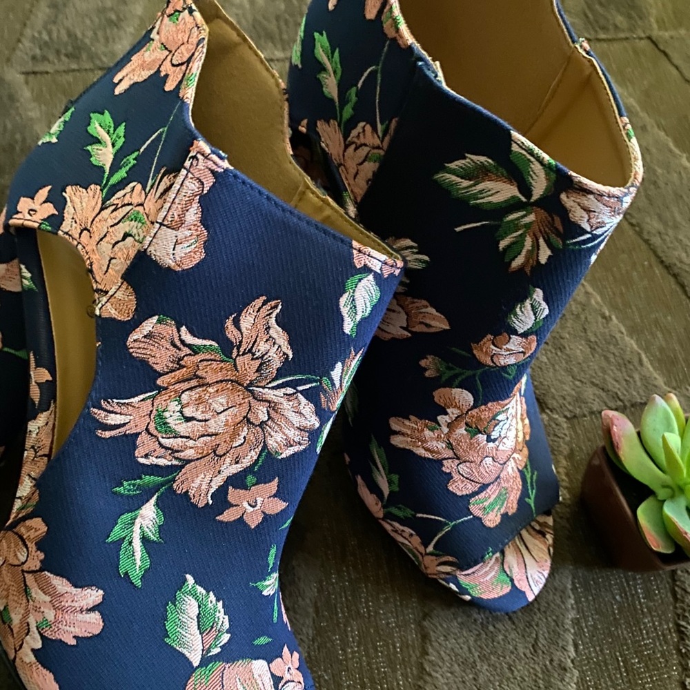 Flower Booties - Picture 3 of 7